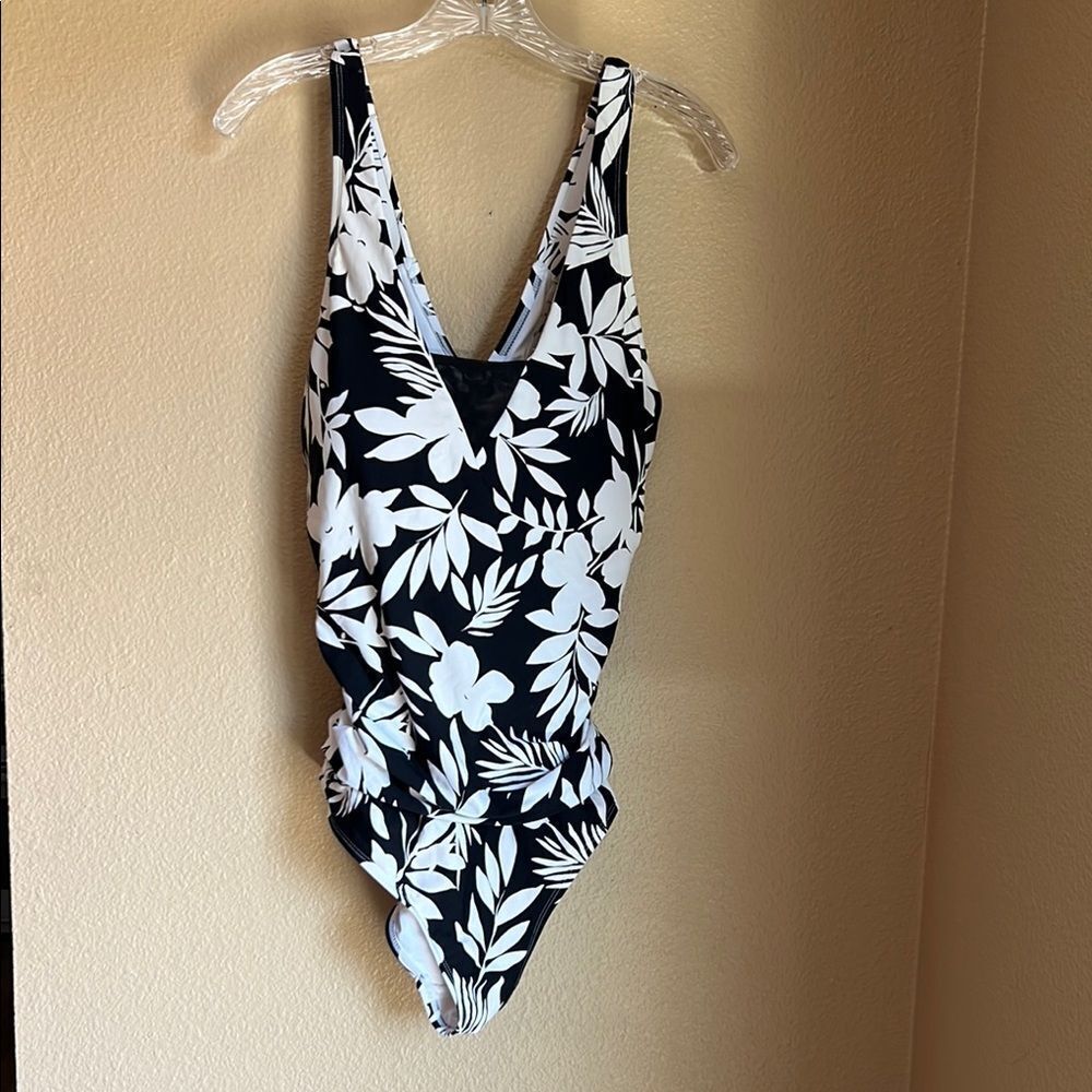 Lands’ End Swimsuit 1-piece black and‎ white XXL